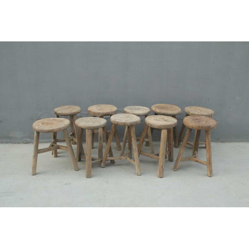 Round stool in solid elm