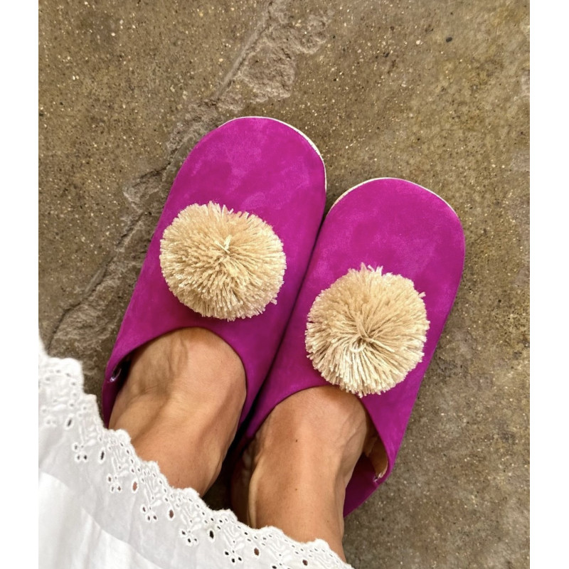 Fuchsia slippers with beige pompons